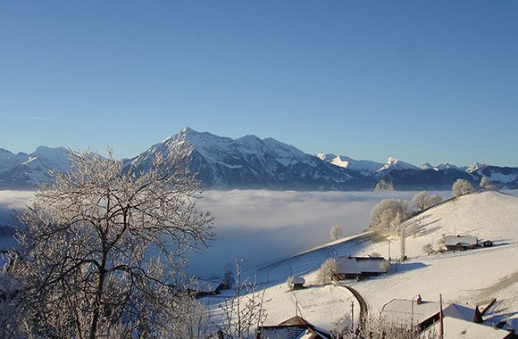 Almhütten vor Bergkette. Almhütten vor Bergkette.
