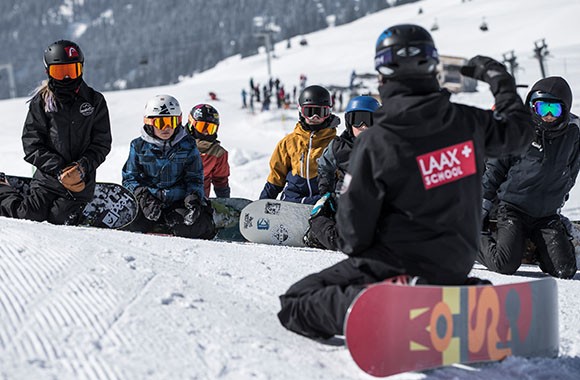 Snowboardschule, Lehrer mit Kindern. Snowboardschule, Lehrer mit Kindern.