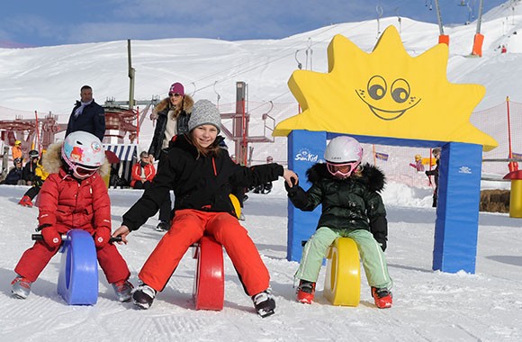 Kinder im Funpark auf Schlitten. Kinder im Funpark auf Schlitten.