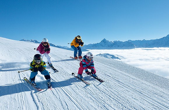 Familie Abfahrt auf Ski. Familie Abfahrt auf Ski.