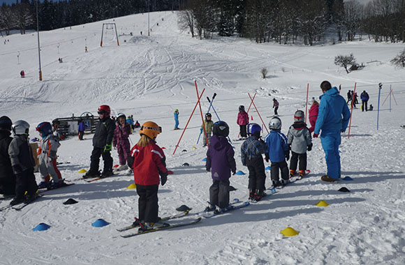 Kinder im Skiübungsparkour in Fischbach. Kinder im Skiübungsparkour in Fischbach.