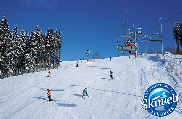 Skipiste mit Sessellift. Skipiste mit Sessellift.