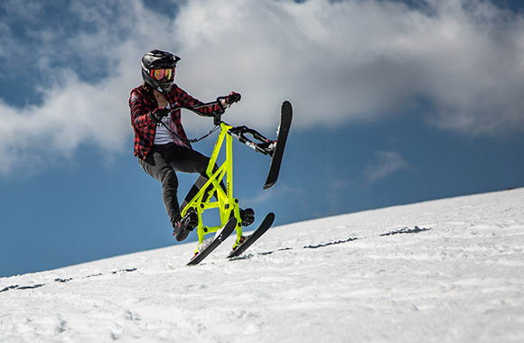 Un amante del deporte de nieve con una snow bike. Un amante del deporte de nieve con una snow bike.