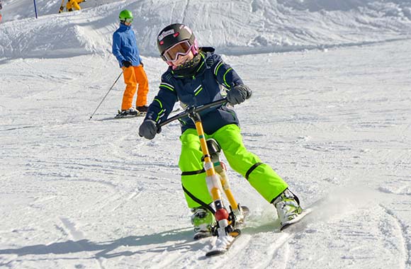 Kind fährt auf Snowbike. Kind fährt auf Snowbike.