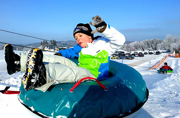 Snowtubing - zbliżenie na chłopca na snowtubie. Snowtubing - zbliżenie na chłopca na snowtubie.