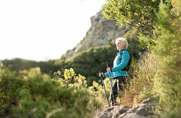 Nordic Walking – Kräftigt die Bein- und Armmuskulatur gleichzeitig. Nordic Walking – Kräftigt die Bein- und Armmuskulatur gleichzeitig.