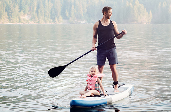 SUP dla dzieci – mała dziewczynka na paddle boardzie. SUP dla dzieci – mała dziewczynka na paddle boardzie.