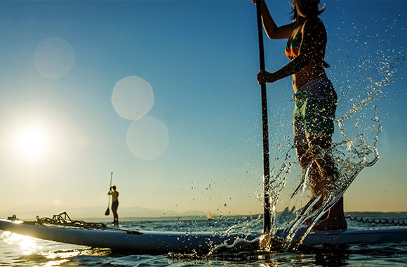 SUP : deux sportifs font du Stand up paddling sur la mer.
