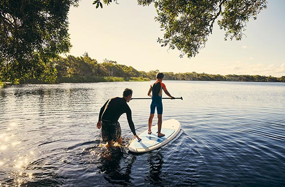 Stand up paddling – Vader leert kind Suppen.