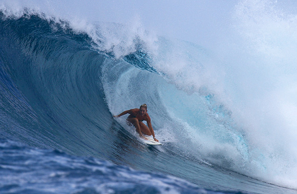 Surfen – Jonge vrouw in een tube.
