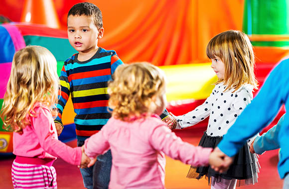 Ballo di gruppo con bambini in tenera età. Ballo di gruppo con bambini in tenera età.