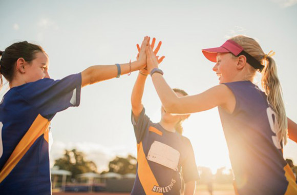 Sport versterkt de teamgeest.