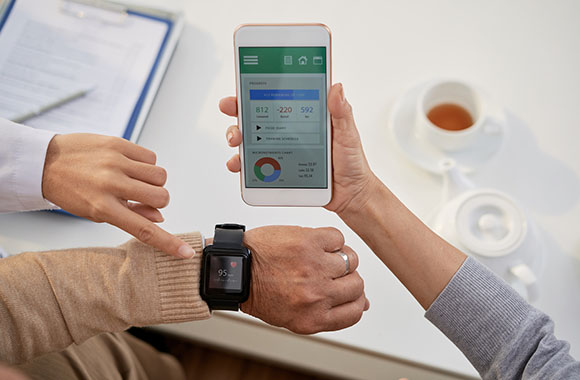 Aplikacje zdrowotne – smartwatch rejestrujący funkcje życiowe. Aplikacje zdrowotne – smartwatch rejestrujący funkcje życiowe.