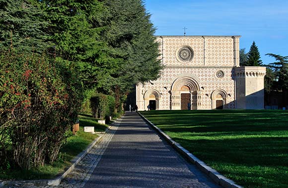 Basilica di Collemaggio adiacente al Parco della Transumanza sul sentiero del Tratturo Magno. Basilica di Collemaggio adiacente al Parco della Transumanza sul sentiero del Tratturo Magno.