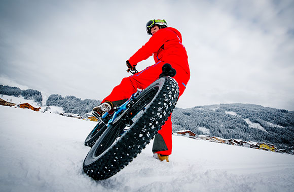 Mann im Schnee mit Fatbike. Mann im Schnee mit Fatbike.