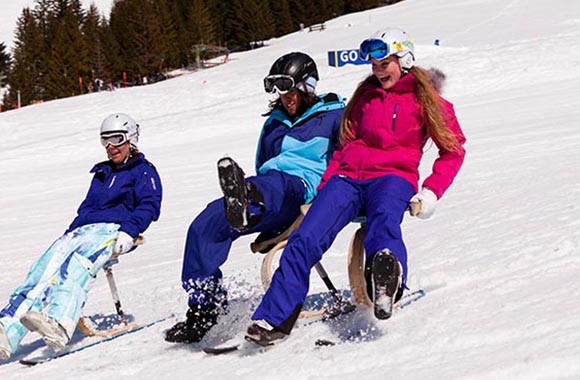 Beim Skifox sitzt man auf einer Art Hocker mit einem Ski am unteren Ende. Beim Skifox sitzt man auf einer Art Hocker mit einem Ski am unteren Ende.