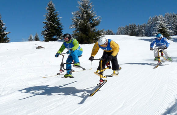 Sportivi in sella alla snow bike. Sportivi in sella alla snow bike.