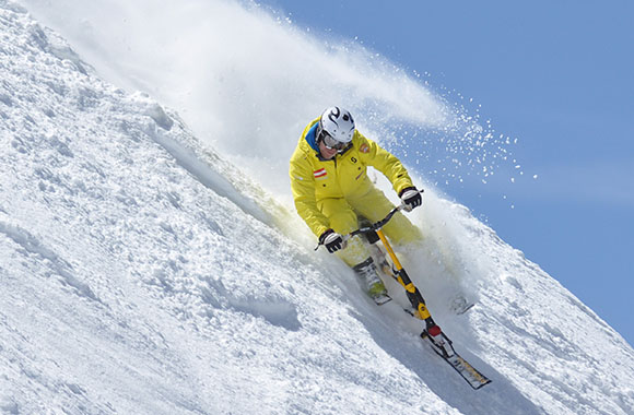 Mann bei Abfahrt mit dem Snowbike. Mann bei Abfahrt mit dem Snowbike.