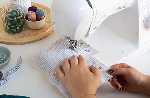 Cose los dos trozos de tela con la ayuda de la máquina de coser.