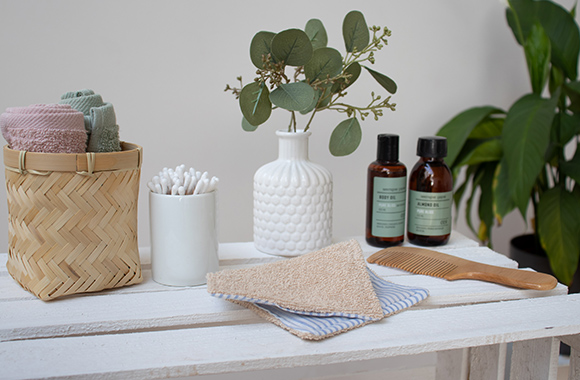 Afgewerkt zelf genaaid doek als upcycling cosmetische handdoek in de badkamer.