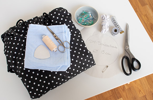 Benodigde materialen voor een upcycling-schaaldeksel. Benodigde materialen voor een upcycling-schaaldeksel.