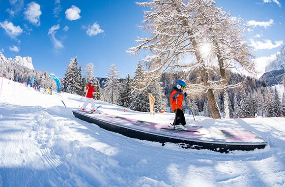 Località sciistica Selva, Val Gardena, Dolomiti - Bambini scendono la pista su un tapis-roulant. Località sciistica Selva, Val Gardena, Dolomiti - Bambini scendono la pista su un tapis-roulant.