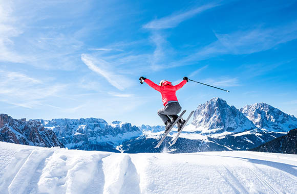 Sciare in Val Gardena: uno sciatore in salto.
