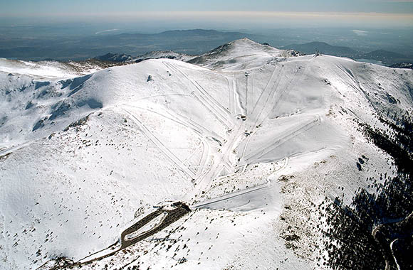 Vista aérea de la estació de esquí Valdesquí. Vista aérea de la estació de esquí Valdesquí.