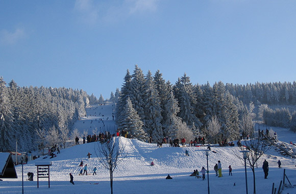 Schneebedeckte Landschaft mit Piste. Schneebedeckte Landschaft mit Piste.