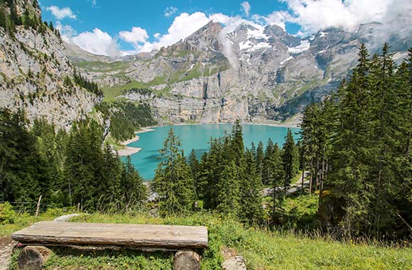 Szlak Via Alpina – widok na jezioro Oeschinen w Alpach Szwajcarskich.