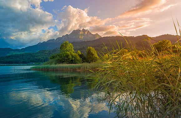 Waldstätterweg – der Vierwaldstättersee am Abend. Waldstätterweg – der Vierwaldstättersee am Abend.