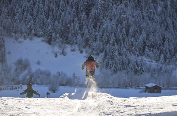 Skifahrer im Sprung. Skifahrer im Sprung.