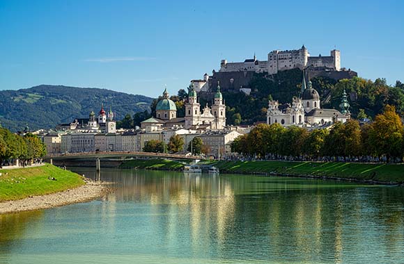 Voralpiner Weitwanderweg – Bild der historischen Stadt Salzburg. Voralpiner Weitwanderweg – Bild der historischen Stadt Salzburg.