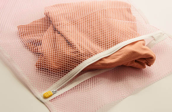 Un filet de lavage pour protéger les vêtements délicats. Un filet de lavage pour protéger les vêtements délicats.