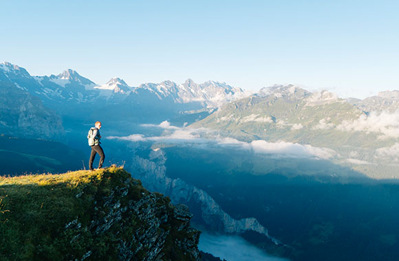 Grande randonnée : un randonneur profite de la vue sur les montagnes.