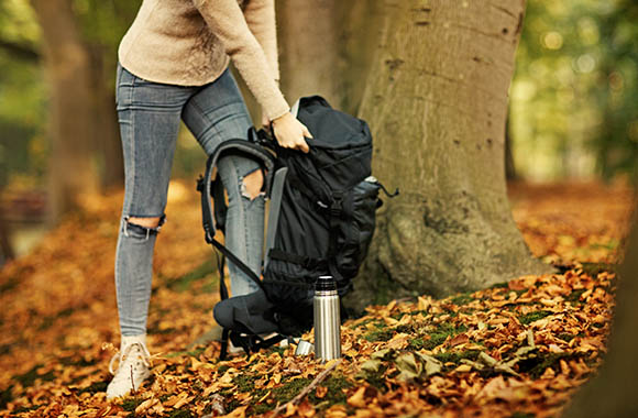 Close up van de benen van een wandelaar met de juiste wandelschoenen. Close up van de benen van een wandelaar met de juiste wandelschoenen.