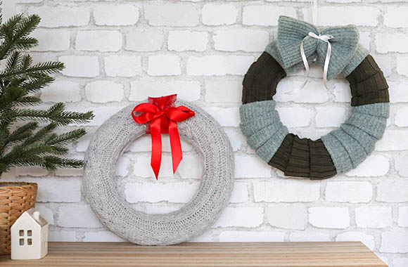 Upcycling Christmas craft ideas: Beautiful Christmas wreaths covered with knitted sweaters.
