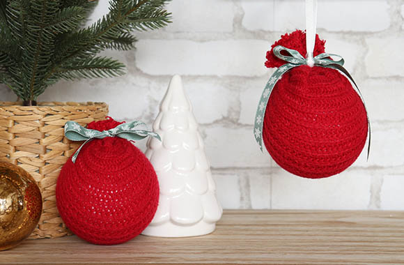 Upcycling kerstballen bedekt met oude gebreide stofresten.