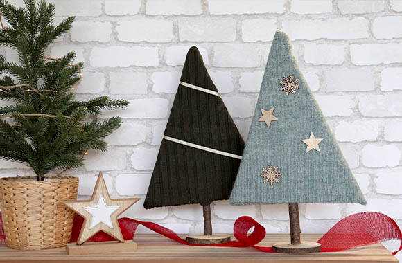 Upcycling craft idea: homemade Christmas trees from old knitted clothes.