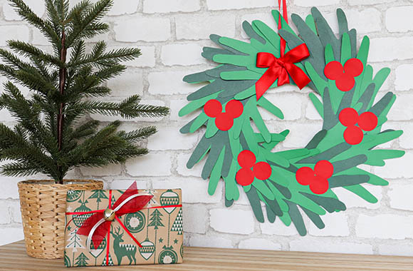 DIY Christmas craft ideas for kids: Christmas wreath made from handprints in various shades of green.