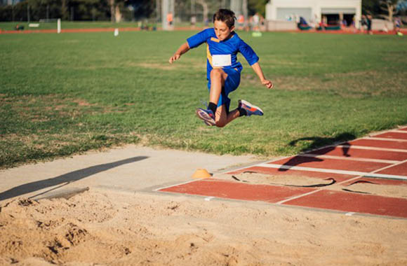 Atletiek voor kinderen – jongen bij verspringen. Atletiek voor kinderen – jongen bij verspringen.