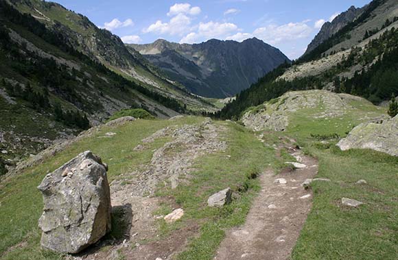 Un panorama montagneux dans les environs de Barèges. Le chemin de randonnée 10 (GR10) traversant les Pyrénées. Un panorama montagneux dans les environs de Barèges. Le chemin de randonnée 10 (GR10) traversant les Pyrénées.