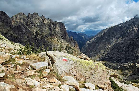 La Grande Randonnée (GR20) en Corse avec sa balise blanc-rouge et son sublime paysage montagneux. La Grande Randonnée (GR20) en Corse avec sa balise blanc-rouge et son sublime paysage montagneux.