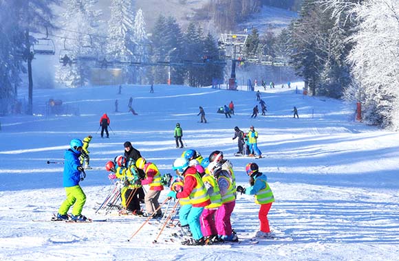 Dzieci uczą się jazdy na nartach pod okiem instruktorów w Wierchomli. Dzieci uczą się jazdy na nartach pod okiem instruktorów w Wierchomli.