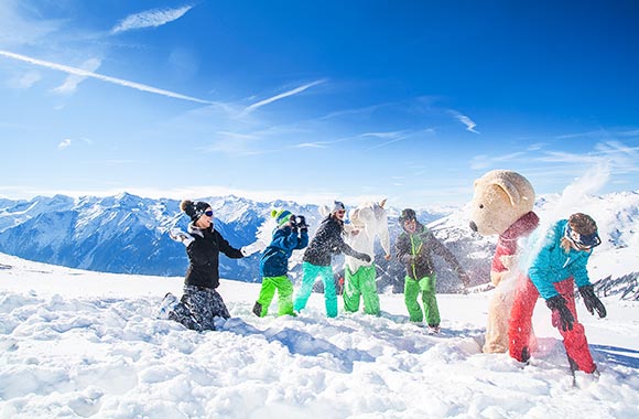 Wildkogel – Familie bei Schneeballschlacht. Wildkogel – Familie bei Schneeballschlacht.