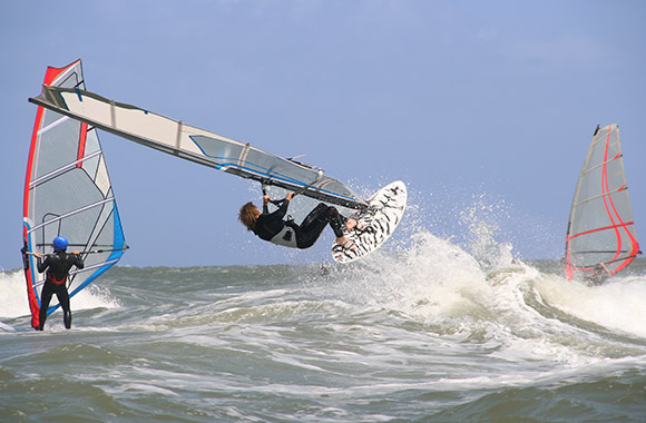 Windsurf – Surfisti eseguono evoluzioni o trick con la loro tavola da windsurf. Windsurf – Surfisti eseguono evoluzioni o trick con la loro tavola da windsurf.