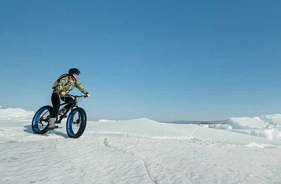 Radfahrer mit Fatbike im Schnee in Deutschland.