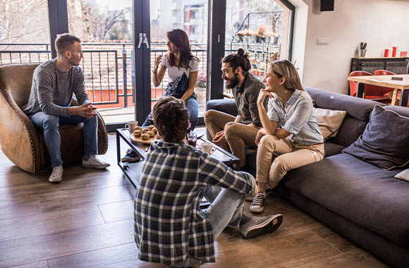Une visite d’appartement se déroulant dans une colocation, afin de connaître ses potentiels futurs colocataires. Une visite d’appartement se déroulant dans une colocation, afin de connaître ses potentiels futurs colocataires.