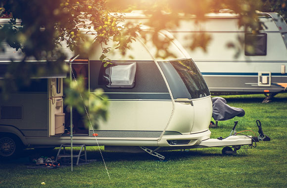 Sicurezza camper – Una roulotte è parcheggiata in un campeggio.