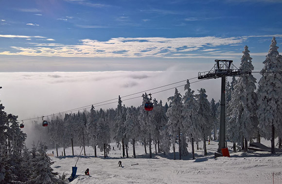 Seilbahn durch einen Winterwald. Seilbahn durch einen Winterwald.
